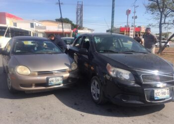 Dos lesionados en aparatoso choque
