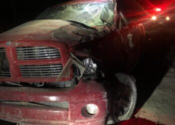 Se matan dos al volcar camioneta