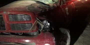 Se matan dos al volcar camioneta