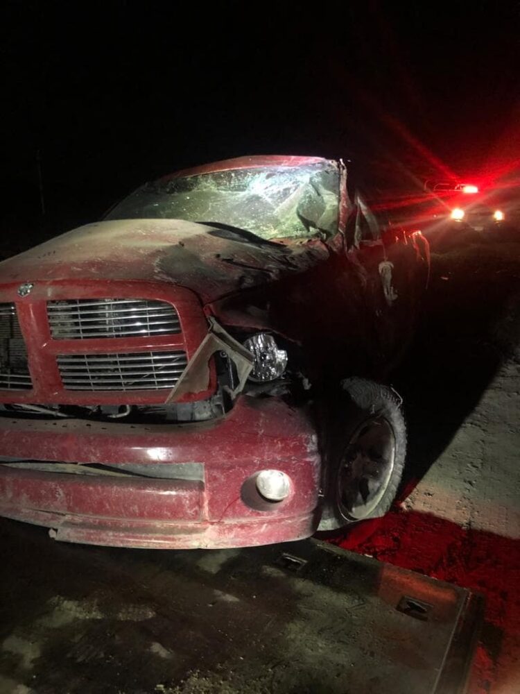 Se matan dos al volcar camioneta