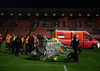 Un jardinero del Lorient muere tras la caída de un foco del estadio