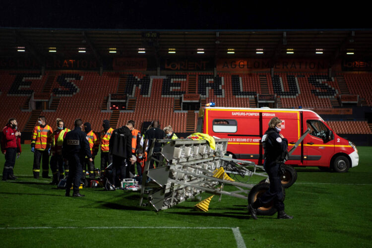 Un jardinero del Lorient muere tras la caída de un foco del estadio