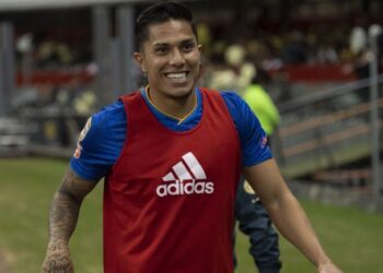 Carlos Salcedo se burla de la eliminación de Cruz Azul en la Concachampions