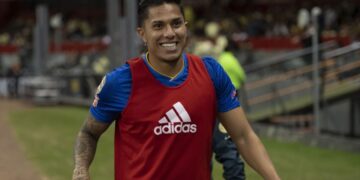 Carlos Salcedo se burla de la eliminación de Cruz Azul en la Concachampions