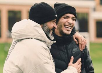 Raúl Jiménez visita a los Wolves durante las prácticas tras abandonar el hospital