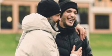 Raúl Jiménez visita a los Wolves durante las prácticas tras abandonar el hospital