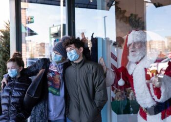 No se abracen o los brotes serán brutales, pide OMS ante fiestas