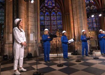 Coro canta en Catedral de Notre Dame tras incendio