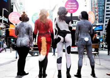 Activistas se desnudan en Times Square
