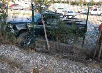 Camioneta se estrella con barda