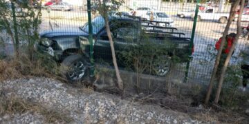 Camioneta se estrella con barda