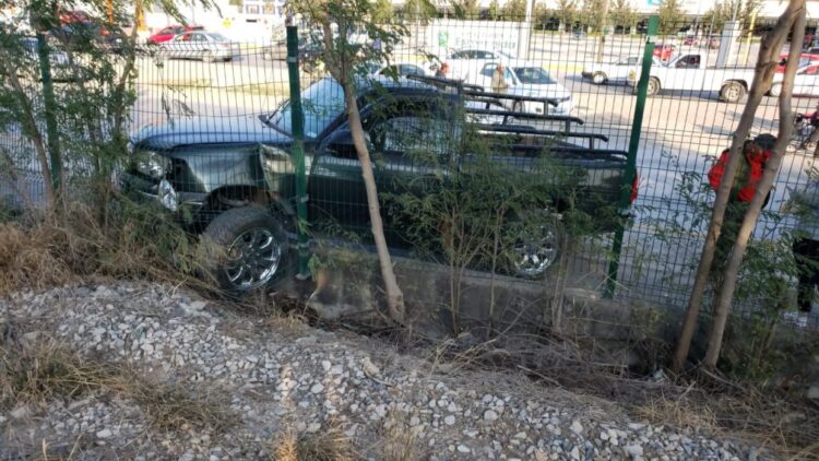 Camioneta se estrella con barda