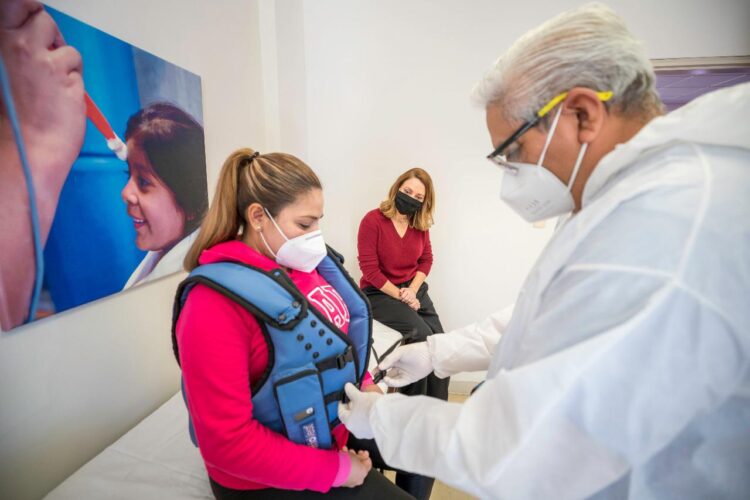 Mariana Gómez visita CREE y supervisa rehabilitación pulmonar a pacientes Covid