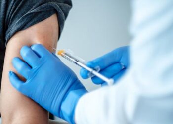 EU emitiría advertencia a personas alérgicas que quieran vacuna covid de Pfizer