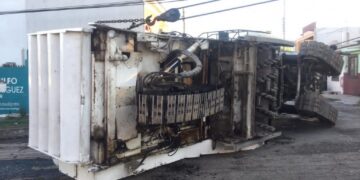 Vuelca máquina perfiladora