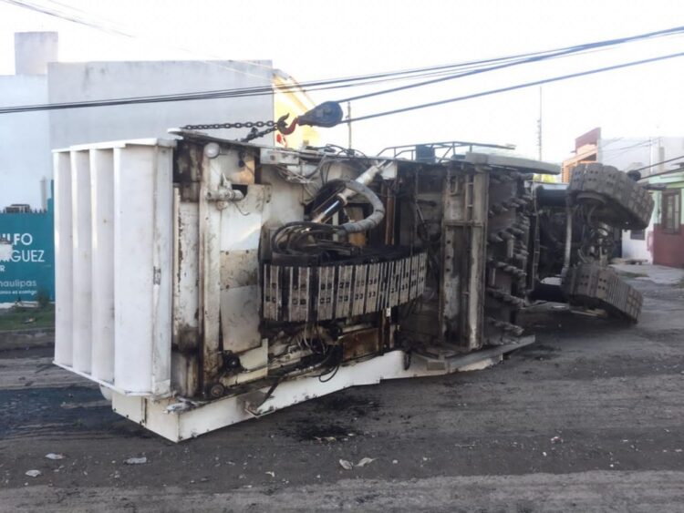 Vuelca máquina perfiladora