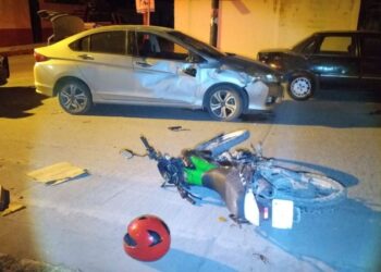 Se lesiona motociclista al chocar con auto