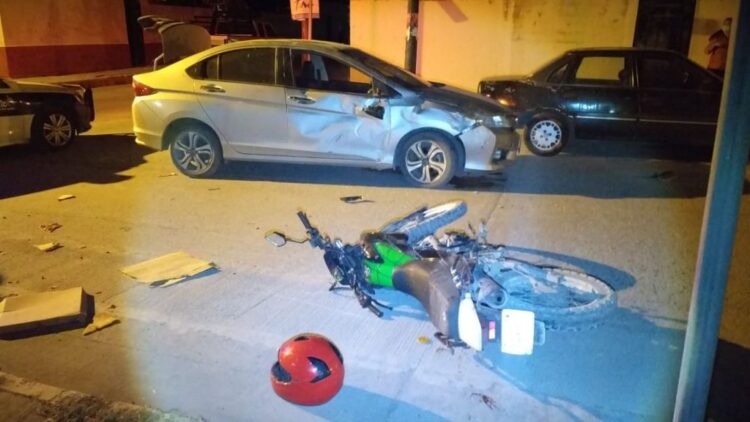 Se lesiona motociclista al chocar con auto