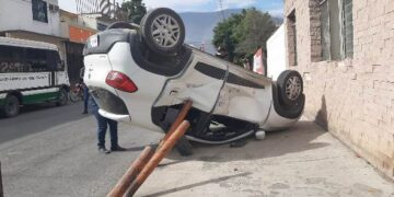 Un herido al volcar auto