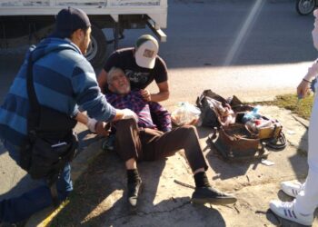 Auto atropella a persona de la tercera edad