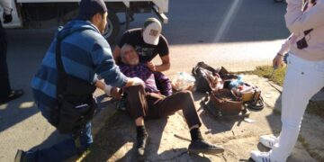 Auto atropella a persona de la tercera edad