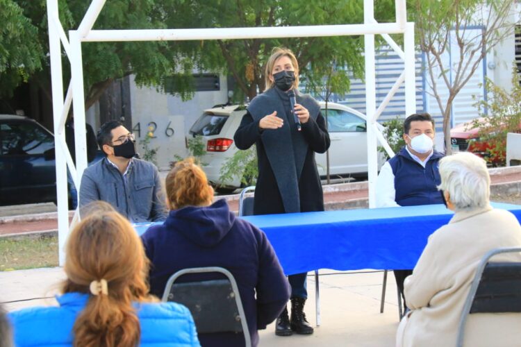 Lleva alcaldesa soluciones a Lomas de Calamaco