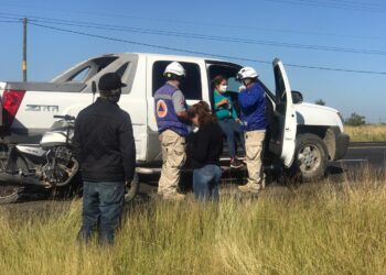 Cinturón de seguridad salva a mujer al volcar camioneta