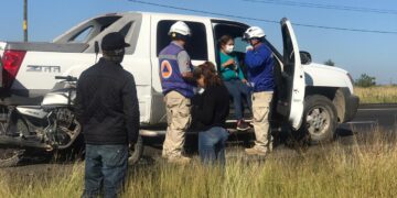 Cinturón de seguridad salva a mujer al volcar camioneta