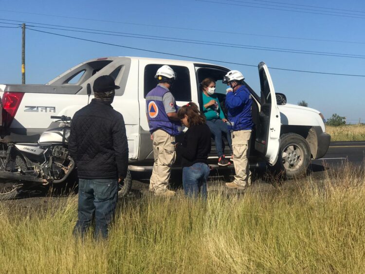 Cinturón de seguridad salva a mujer al volcar camioneta