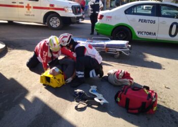 Motociclista se estrella con camión de valores