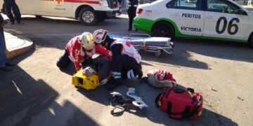 Motociclista se estrella con camión de valores