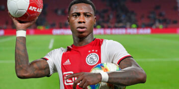 Quincy Promes, compañero de Edson Álvarez, detenido por un apuñalamiento