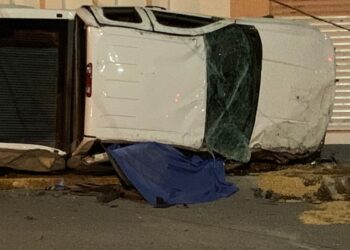 Muere chofer al volcar camioneta