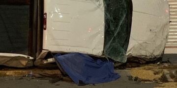 Muere chofer al volcar camioneta