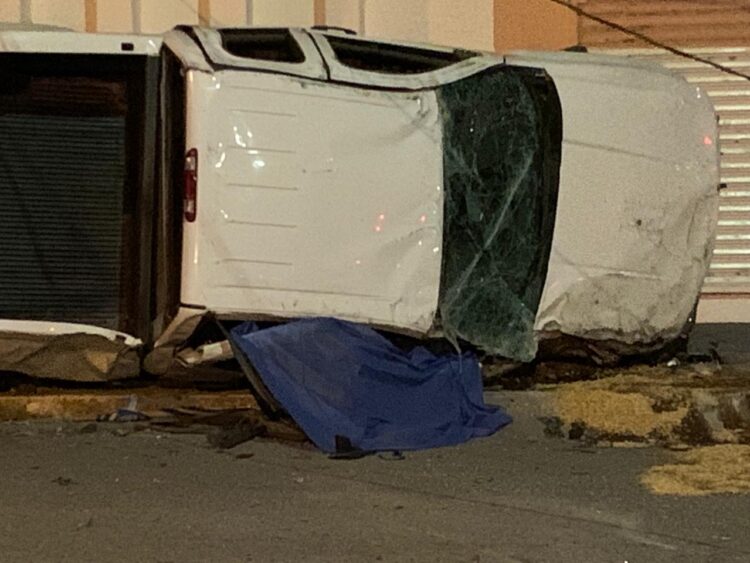 Muere chofer al volcar camioneta