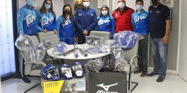Entrega INDE Tamaulipas material deportivo a softbolistas