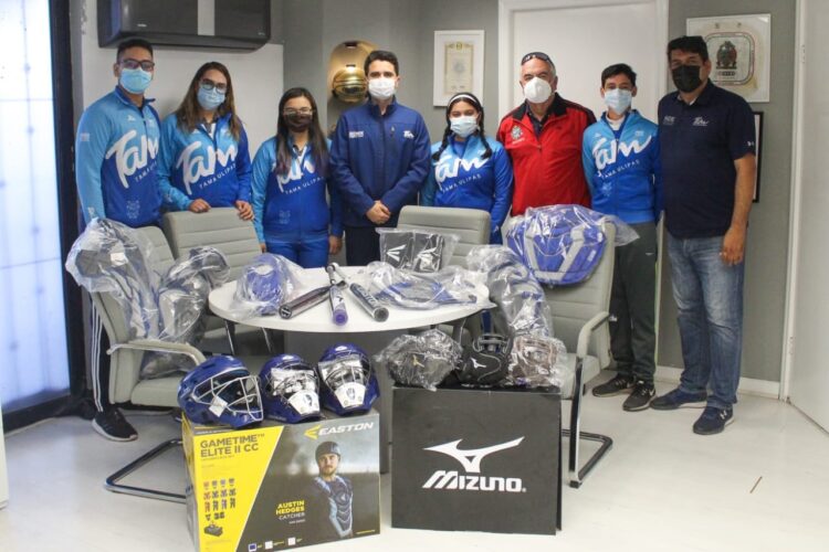 Entrega INDE Tamaulipas material deportivo a softbolistas