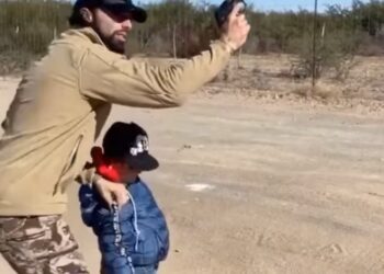 Poncho De Nigris criticado por enseñar a disparar a su hijo