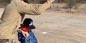 Poncho De Nigris criticado por enseñar a disparar a su hijo