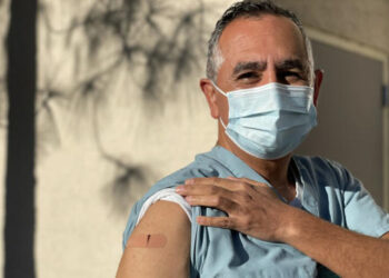 Primer mexicano recibe vacuna Pfizer contra COVID-19