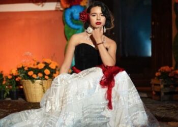 Ángela Aguilar no logra evitar llorar en un enlace en vivo