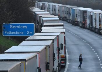 Francia reabre fronteras con Reino Unido exigiendo un test de COVID