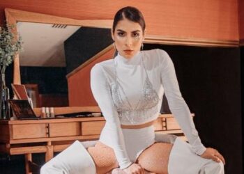 María León imita a Shakira