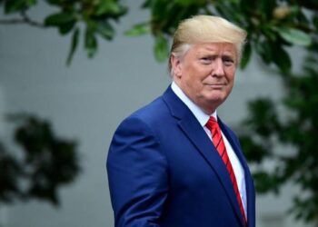 Trump celebra aplicación de primera vacuna COVID-19