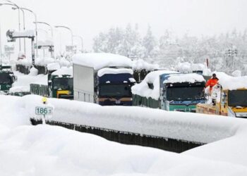 Nevada en Japón deja a más de mil vehículos varados en la carretera