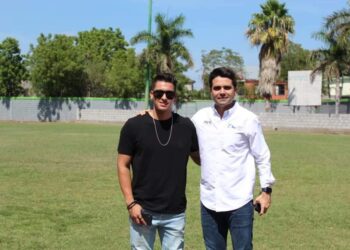 Ayuda Gerardo Reyes con material para estadio de béisbol Praxedis Balboa