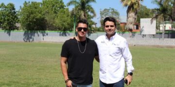 Ayuda Gerardo Reyes con material para estadio de béisbol Praxedis Balboa