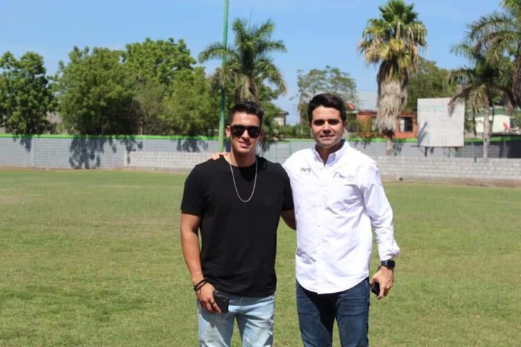Ayuda Gerardo Reyes con material para estadio de béisbol Praxedis Balboa