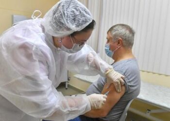 Arranca Rusia vacunación masiva de COVID-19 a la población