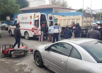 Ebrio estrella motocicleta con vehículo estacionado